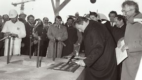 Grundsteinlegung am 02. April 1984 mit dem damaligen bayerischen Ministerpräsidenten Franz-Josef Strauß. (Bild: BMW)