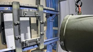 Hema regularly subjects its machine safety windows to ballistic tests by independent institutes. (Image:Hema Maschinen- und Apparateschutz GmbH)