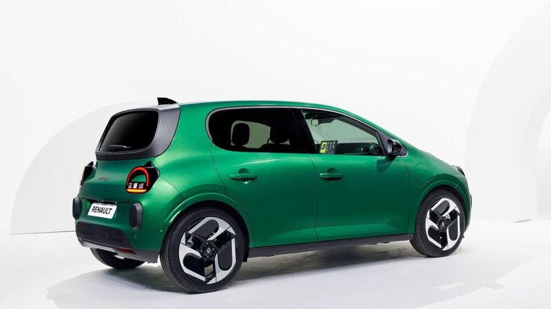 Die bei der Studie noch versteckten Griffe der Fondtüren haben es leider nicht in die Serie geschafft. (Bild: Renault)