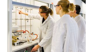 Mit neuen digitalen Tools soll die Weiterentwicklung für Auszubildende der Chemie- und Pharmaziebranche einfacher werden. (HTW Dresden / Peter Sebb)