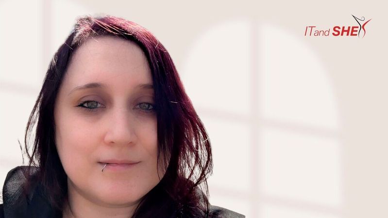 Der Kyndryl-KI-Expertin Justine Smyzek hat das Gaming den Weg in die IT geebnet. Sie ist der Überzeugung, dass auch junge Frauen einfach mal was ausprobieren sollten.(Bild:  Kyndryl)