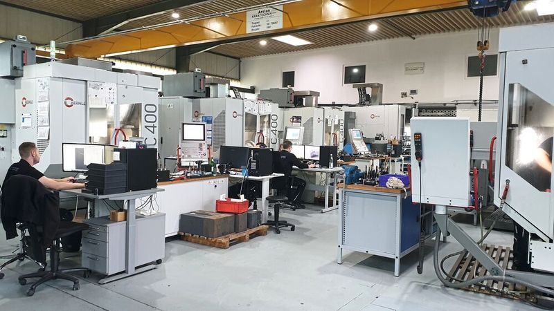 Mangner setzt für die Fertigung vor allem Bearbeitungszentren von Hermle ein. Die Programmierung findet direkt an den Maschinen statt.   (Bild: Mapal)