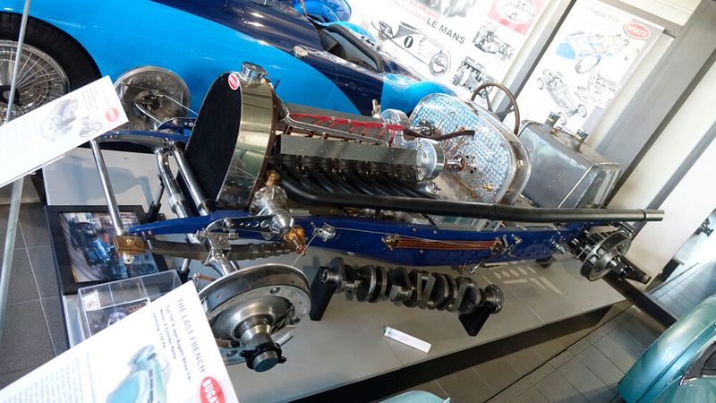 T 59 GP (Demonstration Chassis): Um dem Betrachter mehr Einblicke in den Mythos Bugatti T 59 zu gewähren, der als letzte GP-Rennwagenentwicklung (750 kg Klasse) von Bugatti gilt, hat das Museum beschlossen, das Fahrzeug ohne dessen typische Spitzheck-Karosserie zu präsentieren. Der T 59 verfügt über einen Achtzylinder-Reihenmotor, wassergekühlt. Vom normalen Type 59 wurden sechs Fahrzeuge hergestellt, von denen noch fünf existieren. Vom Type 59/50 B entstanden etwa neun Exemplare, von denen nur eines erhalten geblieben ist. (Bild: Dominsky – VCG)