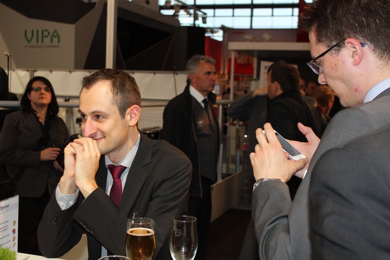 Am Dienstagabend wurde bei der Vogel Business Media am Messe-Stand in Halle 9 traditionell auf eine erfolgreiche Hannover Messe 2014 angestoßen. Gute Gespräche und Live-Musik von der Band „Famos“ sorgten bei den zahlreichen Standpartygästen für eine ausgelassene Stimmung. (Siegl/Vogel Business Media)