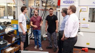 Während der Realisierungsphase machen sich die Prüfungsexperten ein Bild über den Fortschritt der Diplomarbeit. (sfb)