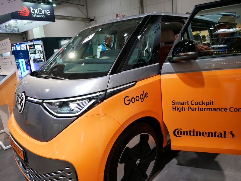 Am Messestand von Google Cloud konnten Besucher Demos von mehreren Unternehmen anschauen, darunter BMW, Bosch oder Schaeffler. Mit Continental brachte das Unternehmen KI ins Fahrercockpit eines VW ID Buzz.  (Bild: Sandro Kipar/VCG)