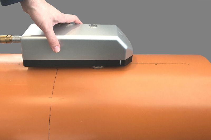 Das Fraunhofer ITWM hat Lösungen für den mobilen Einsatz der zerstörungsfreien Terahertz-Prüfung entwickelt. Da in vielen Fällen der Sensor zum Bauteil gebracht wird und nicht umgekehrt, ermöglichen die mobilen Lösungen eine höhere Flexibilität hinsichtlich des Orts der Messung, so das Institut. (Fraunhofer ITWM)