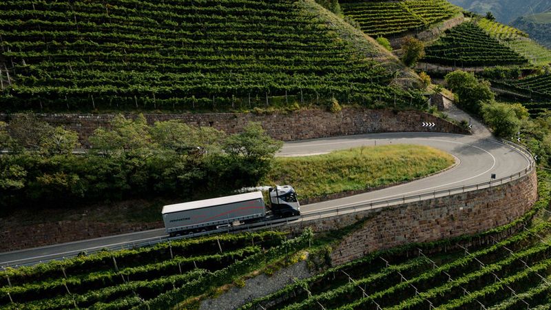 Steigungen von mehr als sechs Prozent, eine Passhöhe von 1.370 Metern und dann auch noch der Kriechgang – das ist der ultimative Stresstest für den alternativen Antrieb. (Bild: Daimler)