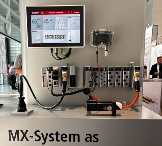 Schaltschranklose Automatisierung mit Beckhoff: Das «MX-System» von Beckhoff ermöglicht erstmals vollständig schaltschranklose Automatisierungslösungen im Maschinen- und Anlagenbau. Das modulare Baukastensystem aus MX-System-Baseplate und Funktionsmodulen vereint alle Aufgaben eines klassischen Schaltschranks – von der Energieverteilung bis zur Ansteuerung von Motoren und Aktuatoren – frei konfigurierbar über IPC-, Koppler-, I/O-, Drive-, Relais- und System-Module.(Bild:  Jeremy Streiff)