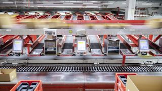 Festo entwickelte für Würth eine KI-Roboterlösung, die vor allem schwere Teile und verschiedene Objekte effizient handhabt und somit zu einer deutlichen Entlastung der Mitarbeitenden und Effizienz im Betrieb führt.  (Bild: Festo SE & Co. KG)