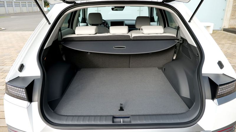 Der Kofferraum fasst 527 Liter (nach VDA-Norm), mit umgelegter Rücksitzbank sogar 1.587 Liter. (Bild: Schmidt/»kfz-betrieb«)