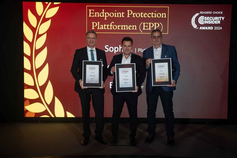 In der Kategorie „Endpoint Protection Plattformen“ staubt Eset Silber ab, Gold geht an Bitdefender, und Platin geht an Sophos. Auf der Bühne sehen Sie von links Holger Suhl, Christian Hübl und Timm Friedrichs. (Bild: Manuel Emme Fotografie)