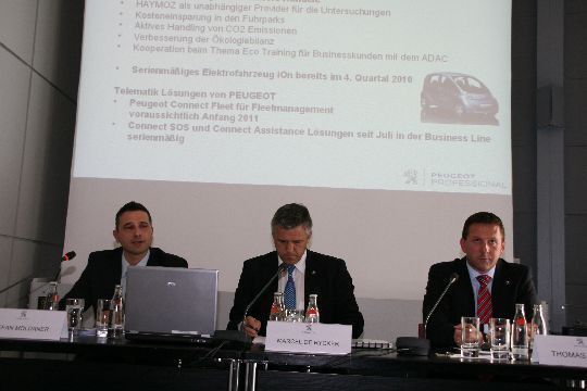 Die Führung von Peugeot Professional Deutschland präsentiert die Ergebnisse des laufenden Jahres (von links): Stefan Moldaner (Direktor Vertrieb Businesskunden, Nutzfahrzeuge und Flottengeschäft), Marcel de Rycker (verantwortlich für das Nutzfahrzeug- und Flottengeschäft der PSA-Gruppe) und Thomas Bauch (Geschäftsführer Peugeot Deutschland). (Archiv: Vogel Business Media)
