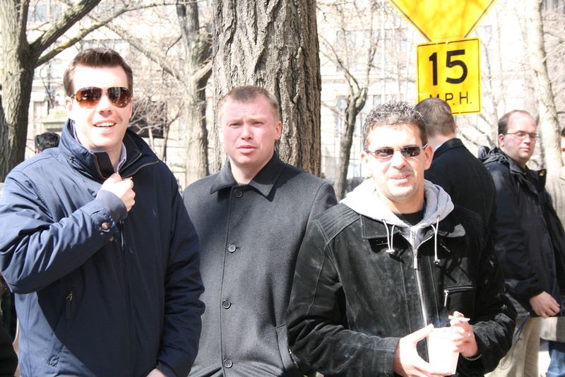 Jan Hansen (Sony Ericsson), Michael Mauksch (talk+) und Ingo Chalal (Photo Porst Schiffer) vor dem Haus der Huxtables aus der Bill Cosby Show. (Archiv: Vogel Business Media)