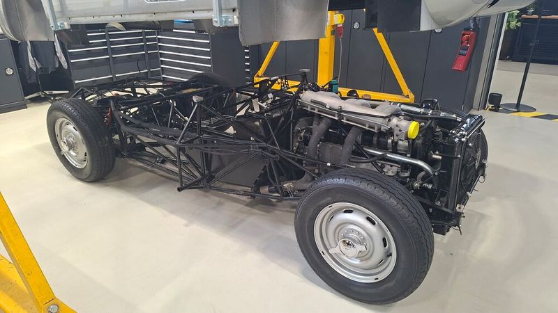 Fast fahrbereit: Die Technik des Rohrrahmens des 300 SL war seinerzeit topmodern. Das gilt auch für die (mechanische) Einspritzanlage des 3-Liter-Motors. (Bild: Dominsky – VCG)