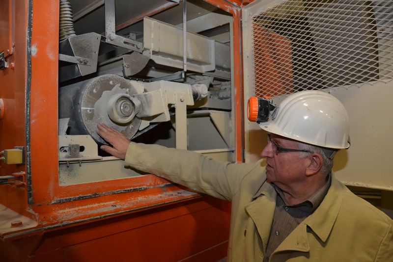 Der Leiter der Ingenieurtechnik, Wilhelm Storfinger, erklärt die Funktionsweise des Magnetwalzenabscheiders: Hier sorgen zwei Tesla starke Walzenmagnete dafür, dass die leicht magnetische Eigenschaft des Anhydrids eine unterschiedliche Abwurfparabel zur Sortierung genutzt werden kann. (PROCESS)