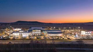 Seinen Bestand – wie hier am Hauptstandort in Neumarkt in der Oberpfalz – effizient verwalten und vor allem Kunden einen lückenlosen Betreuungsprozess bieten: Das will Fischer Automobile mit einem selbst entwickelten Bestandsmanagementsystem gewährleisten. (Bild: Fischer Automobile)