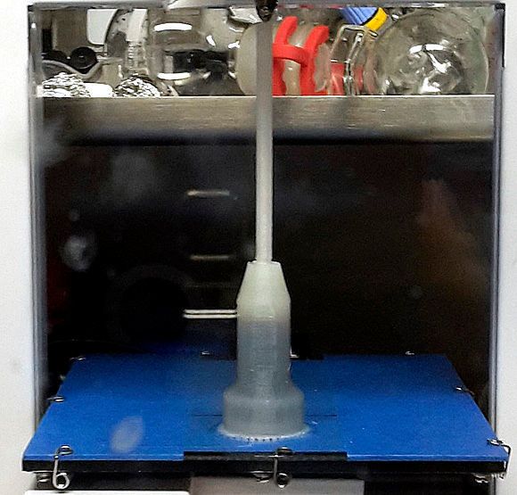 Mit Reaktionsküvetten aus dem Drucker zeigen die Forscher der TU Clausthal um Eike Hübner, wie Chemie und additive Fertigung zusammenkommen. (Eike Hübner, TU Clausthal)