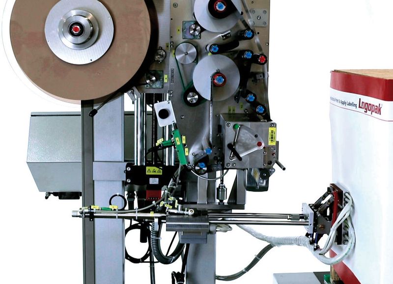 Kein Trägermaterial – kein Abfall; lückenlose Endlosetikettenbahnen statt vorgegebene Etikettenformate. Das System Logomatic 900 QTB ermöglicht zugleich umweltfreund­liche und flexible Etikettierlösungen. (Logopak)