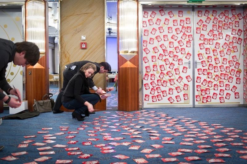 Unterschriftenaktion für die unbefristete Übernahme: Es sind rund 7000 Karten zusammengekommen. (Bild: Stefan Koch/IG BCE)