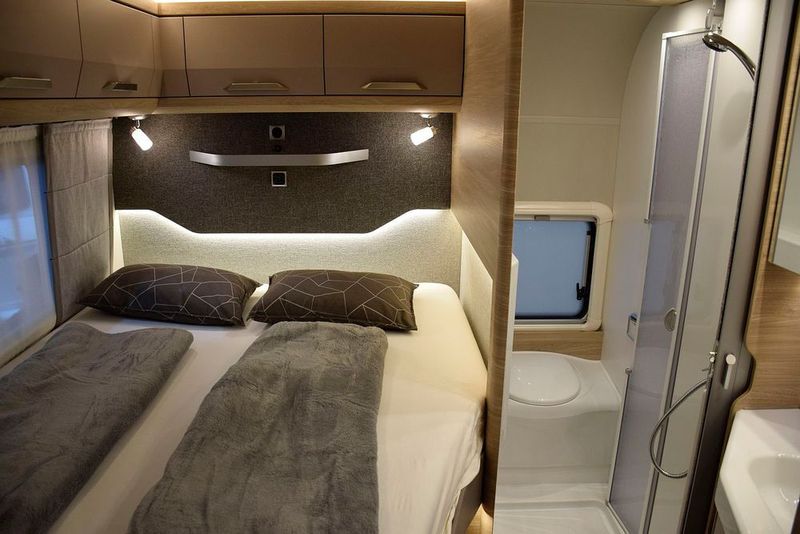 Kurze Wege: Im Van TI Plus befindet sich die Toilette direkt neben dem Doppelbett. (»kfz-betrieb«/Jan Rosenow)