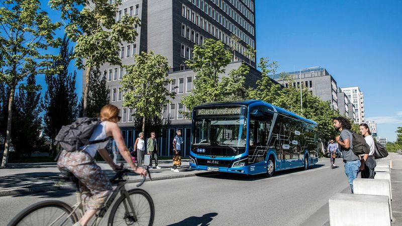 Ab dem Jahr 2025 will MAN einen autonom fahrenden Stadtbus auf der Linie 144 in München testen; ein Sicherheitsfahrer wird noch an Bord sein. Ab dem Jahr 2025 will MAN einen autonom fahrenden Stadtbus auf der Linie 144 in München testen; ein Sicherheitsfahrer wird noch an Bord sein.