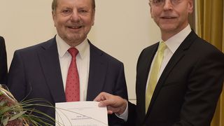 Dr. François Diederich (l.) nahm den Ernst-Hellmut-Vits-Preis von dem Vorsitzenden der Universitätsgesellschaft, Dr. Paul-Josef Patt (r.) entgegen. (Bild: WWU/Peter Grewer)