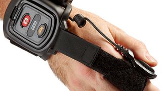 Per Daumendruck den Stapler zur nächsten Kommissionierstation bewegen: kein Problem mit dem Transceiver-Band von Crown. (Bild: Crown)