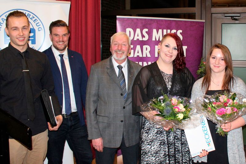Obermeister Günther Görrissen (3. v. li.), Obermeister der Kfz-Innung Flensburg Stadt und Land, gratuliert den guten Prüflingen. (Bild: Kfz-Innung)