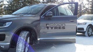 Bei traumhaften nordischen Winterbedingungen präsentierte Nokian Tyres den WR SUV 4.  (Bild: Rosenow)