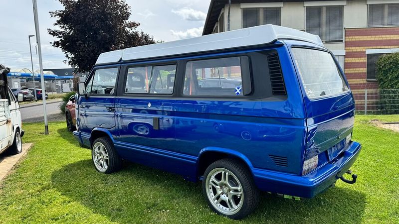Gerade weil die Motoren des VW T3 seine Achillesferse sind und der Heckantrieb das adaptieren anderer Motoren verhältnismäßig einfach macht, bauen zahlreiche Bully-Besitzer ihren T3 auf alternative Antriebe um. Das fängt beim 4-Zylinder-TDI an, geht über V6-Benzin-/Dieselmotoren und V8-Benzinmotoren von Audi bis hin zu potenten W12-Aggregaten aus dem VW Phaeton/Touareg. (Bild: Schreiner – VCG)