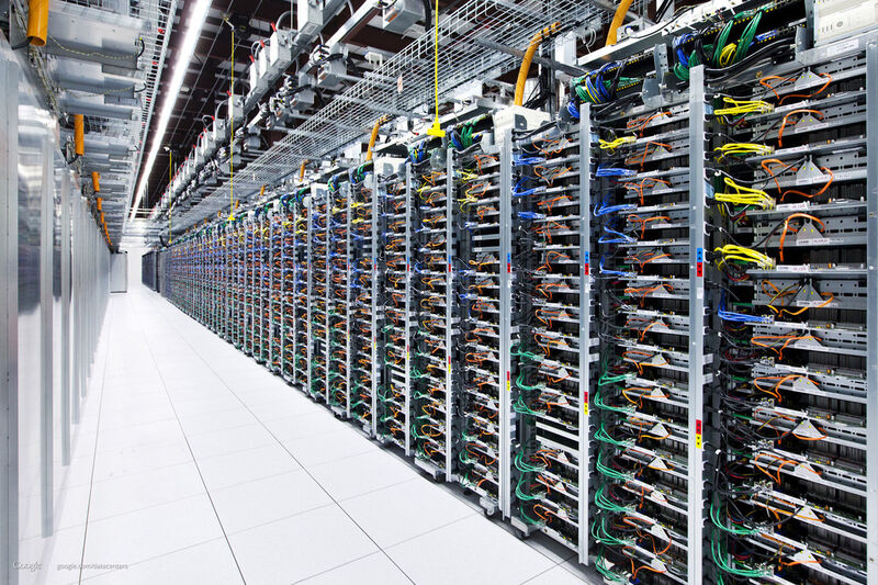 Google Datacenter: Jedes Serverrack hat vier Switches, die an der Farbe der Kabel erkennbar sind. (Google)