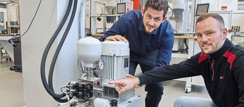 Sind von der Kompaktheit und der Servicefreundlichkeit des Gribi-Hydraulikaggregat überzeugt: Steve Schaffner von Gribi Hydraulics und Sandro Keller von Baltec.(Bild:  Matthias Böhm)