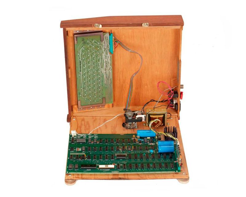 Innenansicht des versteigerten "Chaffey College" Apple 1 Modells. Apple selbst verkaufte 1976 nur die Platine, die noch von Steve Jobs und Steve Wozniak persönlich montiert worden waren. Um Dinge wie Gehäuse, Tastatur oder Stromversorgung mussten sich die Käufer selbst kümmern. Das abgebildete Modell wurde von einem Elektronikhändler weiter ausgestattet.