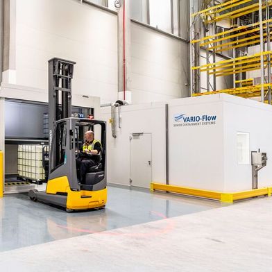 All’interno del grande magazzino farmaceutico di DHL a Florstadt è stato ora integrato un treno campione di Denios dotato di cabina per camera bianca e container di stoccaggio (REI 120) per sostanze infiammabili. (Immagine:Denios SE)