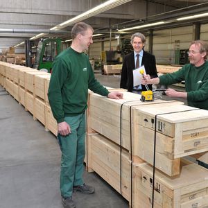Engelbert Schulte überzeugt sich, dass die Kisten gut festgezurrt sind. 