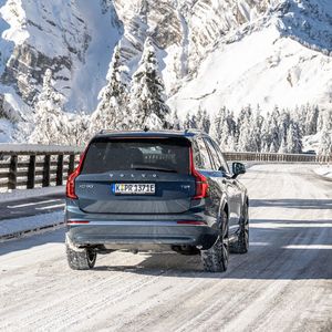 Die Heckansicht des XC90.(Bild:  Timo Wendt/Volvo)
