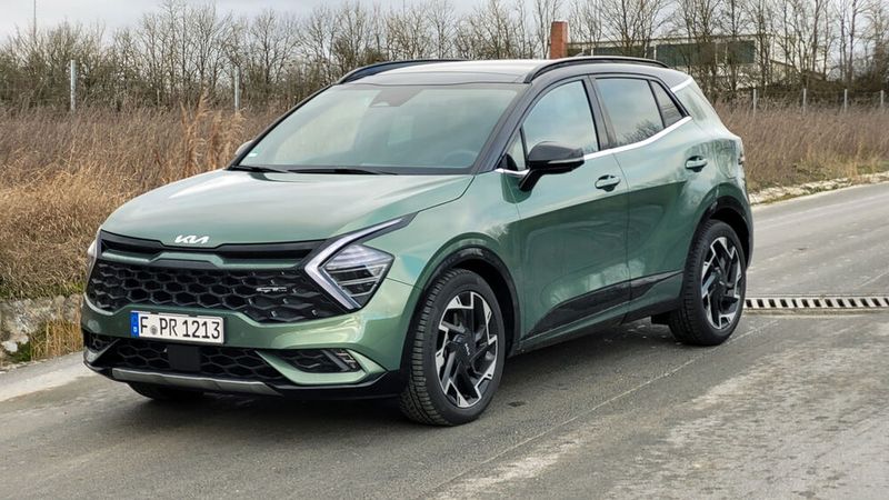 1. Die Farbe: Die Deutschen kaufen ihre Autos am liebsten in Grau- oder Silbertönen, in Schwarz oder in Weiß. Echte Farben sind machen nur einen kleinen Anteil aus – und unter ihnen wird grün gerade immer beliebter. Das könnte an Autos wie dem Sportage liegen, dem Kia mit „Experience Green“ einen dezenten Grünton verpasst hat. Das sieht wirklich gut aus. Zwölf andere Farben stehen übrigens auch noch zur Wahl.  (Bild: Wehner/Vogel Communications Group)