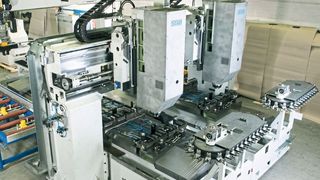 Traditionell mit hoher Prozesskompetenz und Flexibilität ausgestattet, verknüpfe der Sondermaschinenbauer SSB Maschinenbau die eigene, hohe Fertigungstiefe mit marktführenden Technologien, um seine Anlagen kundenindividuell auch für digital vernetzte Produktionsprozesse fit zu machen. SSB setzt dabei auf Software-Tools von Comara, heißt es. Beide Unternehmen stellen auf der AMB 2018 aus. SSB in Halle 9 am Stand C05 und Comara in Halle 1 am Stand H30. (SSB Maschinenbau)