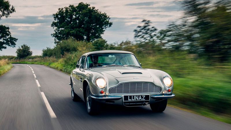 Lunaz aus England setzt nun auch den Aston Martin DB6 unter Strom.