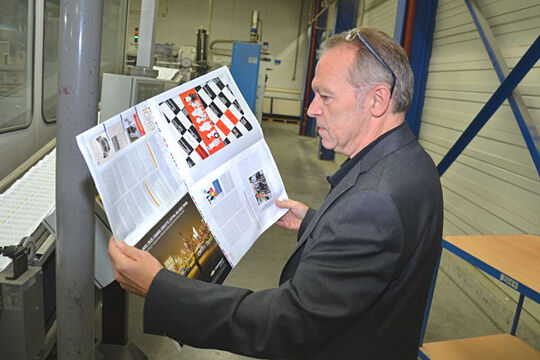 Hersteller Franz Fenn wirft einen kritischen Blick auf einen druckfrischen Heftbogen. (Michel)
