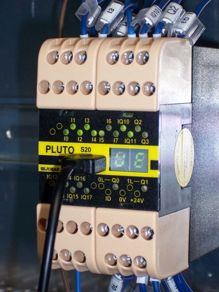 Die besonders leicht programmierbare Sicherheits-SPS Pluto S20 unterstützt durchgängig den höchsten Performance Level PL e und SIL 3.  (Bild: Jokab Safety)