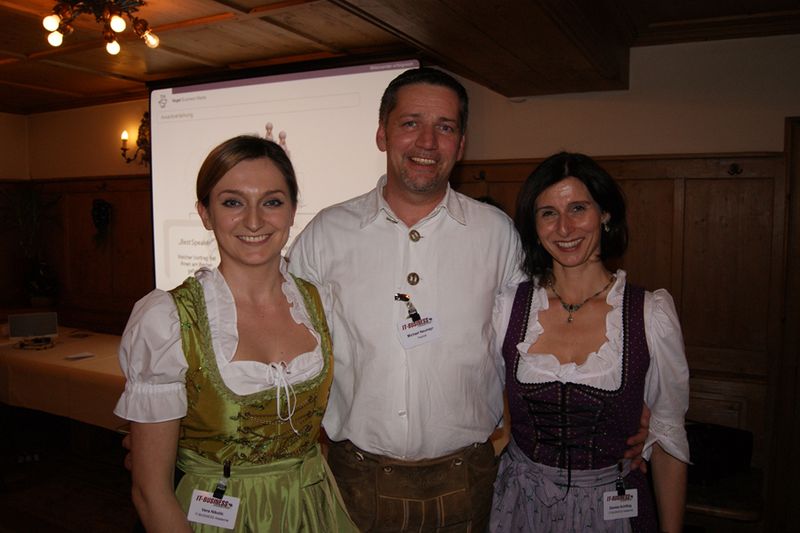 Aller guten Dinge sind drei: Michael Neumayr (Psylock) freute sich über seine Auszeichnung »Best Speaker«, die er von Daniela Schilling & Vera Nikolic (IT-BUSINESS Akademie) überreicht bekam. (Archiv: Vogel Business Media)