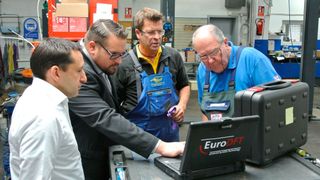 Die „Autodoktoren“ Hans-Jürgen Faul und Holger Parsch (hier mit Dominik Lutter/ZDK und Dirk Marechal/Adis, v. li.) berichten über ihre Erfahrungen mit dem Euro-DFT. (Bild: ZDK)