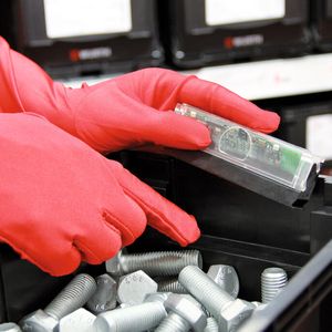 Das I-Bin-Modul ist leicht in jeden Behälter integrierbar. Es behält die Bestände jederzeit im Blick und dient so der permanenten Inventur von C-Teilen.