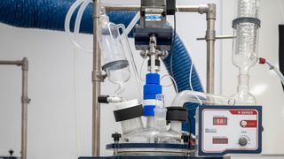 Mithilfe der neu entwickelten Lösungsmitteltechnologie lassen sich seltene Metalle aus Elektroschrott und Batterien ohne den Einsatz giftiger Chemikalien zurückgewinnen. (Bild: Victoria Berekmeri)