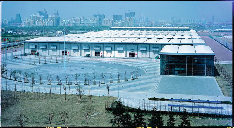 Das 2001 etablierte und ab 2009 erweiterte Expo Center in Shanghai ist Schauplatz wichtiger Industriegütermessen.  (Deutsche Messe)