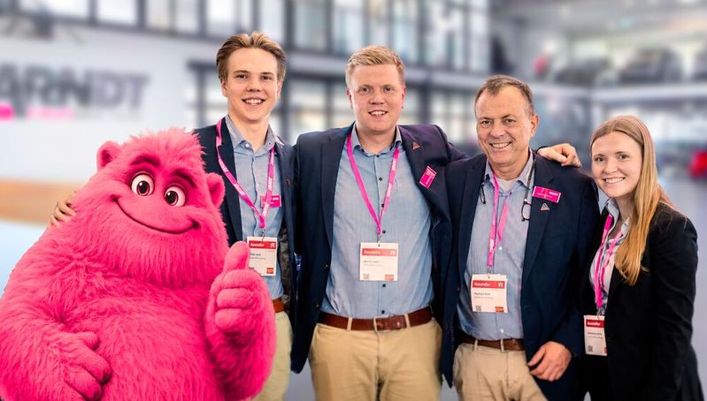 Das neue Maskottchen Arnie mit (v.l.) Felix Arndt, Moritz Arndt, Matthias Arndt und Katharina Arndt.(Bild:  Arndt Automobile)