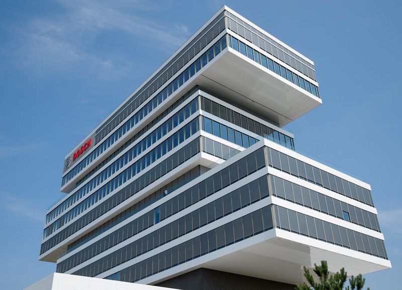 Im neuen Zentrum für Forschung und Vorausentwicklung vor den Toren Stuttgarts sind rund 1700 kreative Kräfte in der angewandten Industrieforschung tätig. Der Forschungscampus steht unter dem Motto „Vernetzt für Millionen Ideen“ und ist der Knotenpunkt des weltweiten Forschungs- und Entwicklungsnetzwerkes von Bosch. (Bild: Robert Bosch)