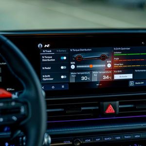 Gut gelungen ist dabei die Integration der Fahrmodi-Features: Bedienung und Infotainment bleiben trotz einer berauschenden Vielzahl an Einstellmöglichkeiten von Traktionshilfen, Lenkung, Dämpfern und Motorsound erfreulich klar.(Bild:  Hyundai)